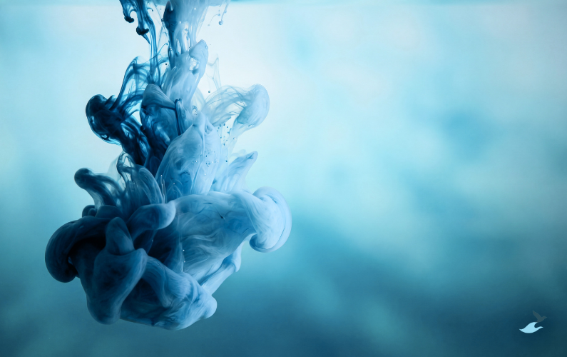 Zachte blauwe beweging in het water net onder het oppervlak