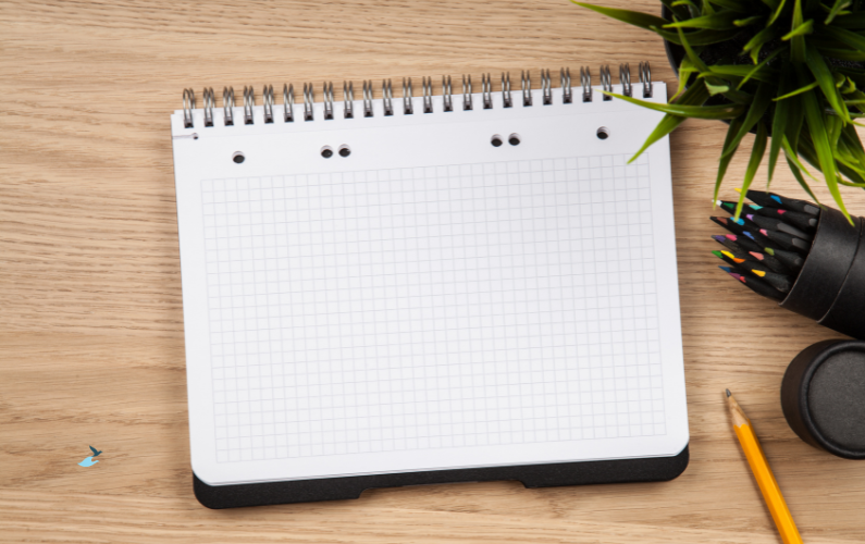 Notitieboekje met eetregels op tafel, herkenbaar voor perfectionisten